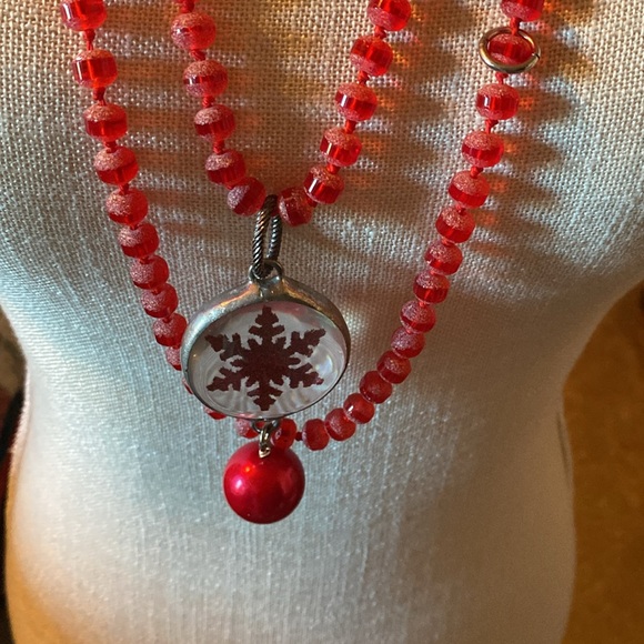Art by Amy red beaded necklace with red snowflake in the bubble, bnnu - Picture 2 of 3